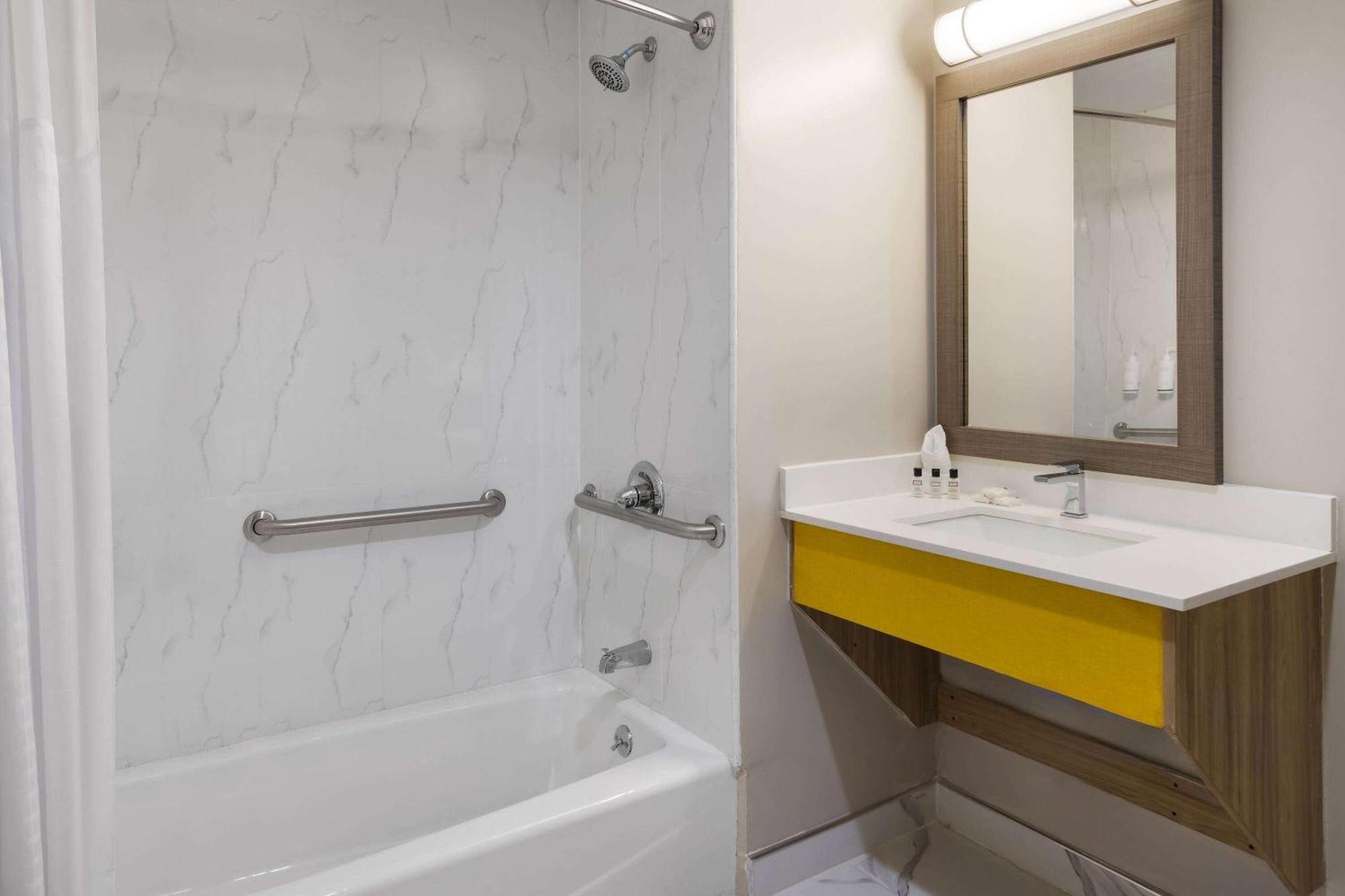 Days Inn By Wyndham Staten Island New York Bagian luar foto