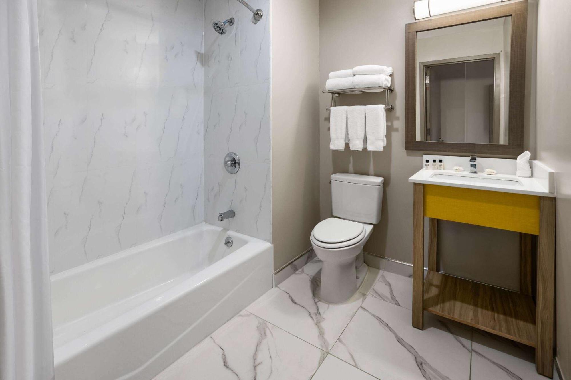 Days Inn By Wyndham Staten Island New York Bagian luar foto