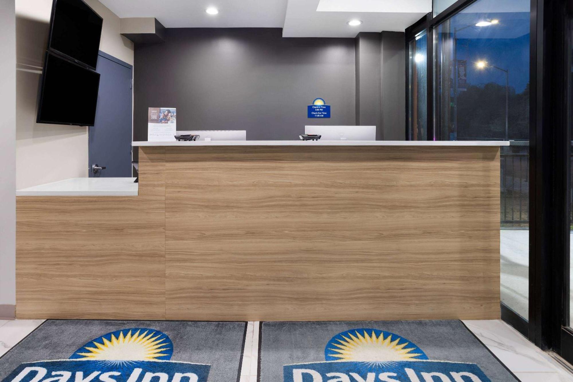 Days Inn By Wyndham Staten Island New York Bagian luar foto